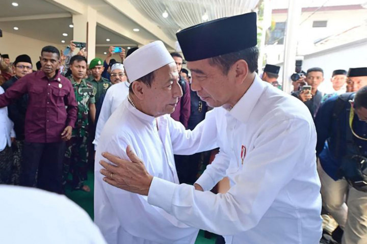 Presiden Joko Widodo (Jokowi) bertakziah ke rumah duka Almarhumah Syarifah Salma binti Hasyim bin Yahya, istri dari Anggota Dewan Pertimbangan Presiden (Wantimpres) Habib Luthfi bin Yahya, di Kota Pekalongan, Provinsi Jawa Tengah, Rabu, 29 Mei 2024.