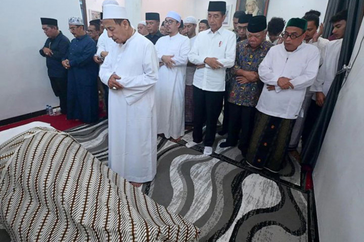 ???Presiden Jokowi ikut mensalatkan jenazah Syarifah Salma binti Hasyim bin Yahya di rumah duka. Tampak Habib Luthfi jadi imam salat jenazah.