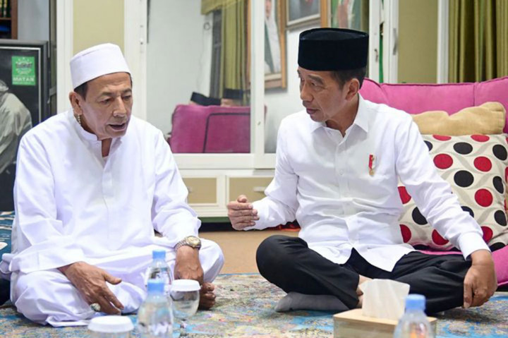 Presiden sempat berbincang-bincang dengan Habib Luhtfi dan mendoakan agar keluarga yang ditinggalkan diberikan ketabahan serta kesabaran.