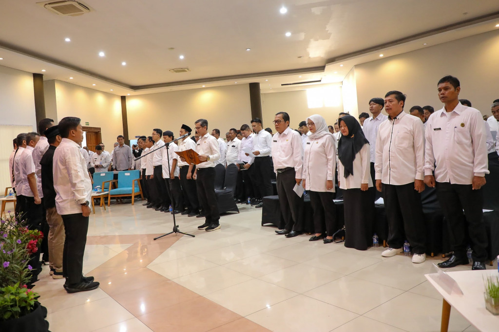 KPU Kabupaten Purwakarta,Jawa Barat melaksanakan pengukuhan dan penandatanganan fakta integritas sekertariat Panitia Pemilihan Kecamatan (PPK) untuk Pilgub dan Pilkada 2024, di Ballroom Jatiluhur Valley Resort, Rabu, 29 Mei 2024.