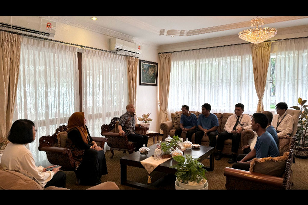 Sebelum terbang kembali menuju Kuala Namu, keempat nelayan diundang bersilaturahmi ke Wisma Indonesia, Penang. Dalam pertemuan dengan nelayan, Konjen RI Penang, Wanton Saragih menyampaikan rasa syukur atas keselamatan para nelayan yang mengalami musibah kecelakaan kapal laut tersebut. 