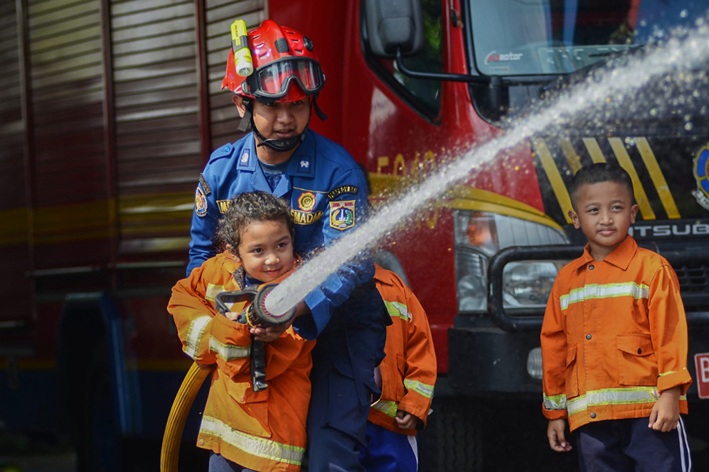 Selain itu, pelatihan tersebut juga penting dalam memberikan pemahaman kepada siswa mengenai fungsi air dan udara dalam konteks keselamatan.