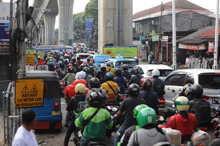 Proyek yang memakan waktu pelaksanaan hingga November mendatang tersebut menyebabkan penyempitan jalan dan menjadi keluhan warga yang lewat karena terjadi kemacetan di sepanjang jalan Ciledug Raya. 