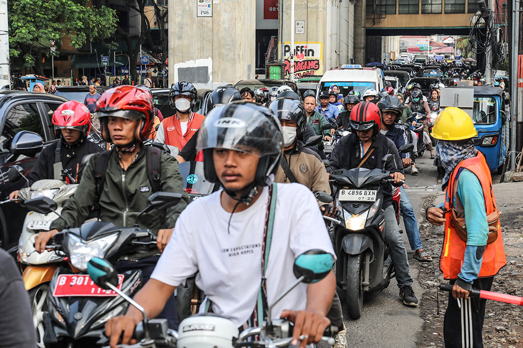 Bahkan menyebabkan antrean panjang dan penumpukan penumpang bus TransJakarta di Halte Adam Malik dan Puri Beta dikarenakan terlambatnya kedatangan dan keberangkatan bus TransJakarta yang terkena macet di sepanjang jalur tersebut.