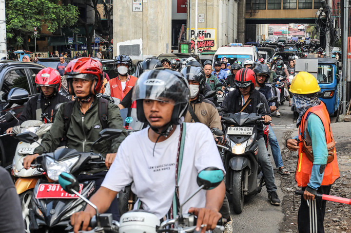 Bahkan menyebabkan antrean panjang dan penumpukan penumpang bus TransJakarta di Halte Adam Malik dan Puri Beta dikarenakan terlambatnya kedatangan dan keberangkatan bus TransJakarta yang terkena macet di sepanjang jalur tersebut.
