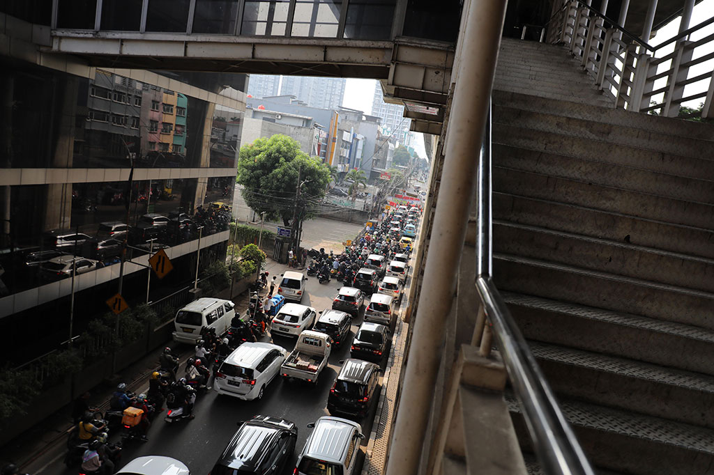 Kemacetan panjang ini disebabkan adanya proyek galian pipa jacking yang dikerjakan oleh Dinas Sumber Daya Air Provinsi DKI Jakarta.