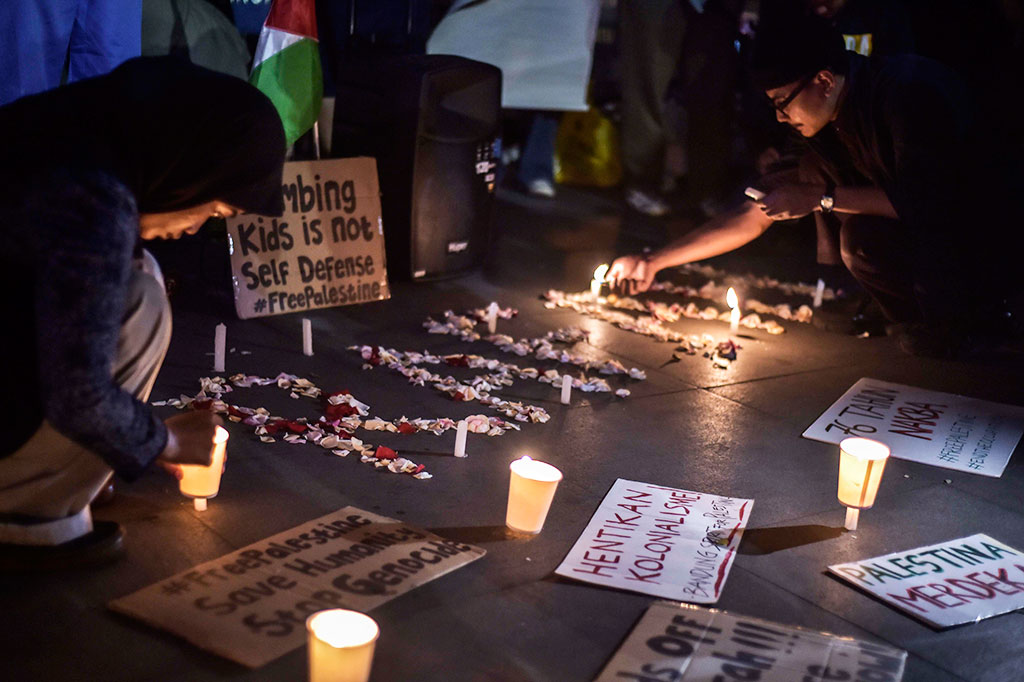 Masyarakat mengikuti aksi hari berkabung internasional untuk Palestina di Monumen Solidaritas Asia Afrika, Kota Bandung, Jawa Barat, Rabu, 29 Mei 2024.