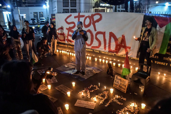 Dalam aksi yang digagas oleh Komunitas Solidaritas Seni Untuk Palestina tersebut mereka melakukan doa bersama dan menyalakan lilin untuk mengutuk keras tindakan Israel yang menghancurkan tempat pengungsian di Rafah, Palestina pada 26 Mei lalu.