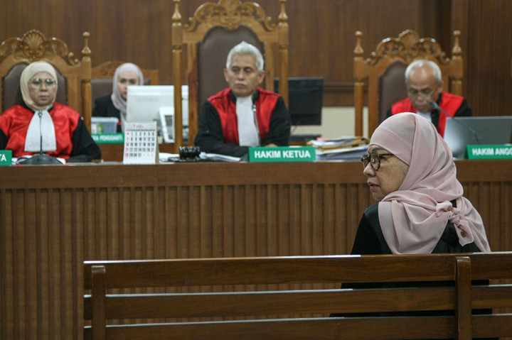 Jaksa penuntut umum (JPU) menuntut Karen Agustiawan pidana 11 tahun penjara dan denda Rp1 Milyar karena jaksa menyakini terdakwa bersalah melakukan korupsi terkait pembelian liquefied natural gas (LNG) atau gas alam cair yang merugikan negara sebesar USD113 juta.