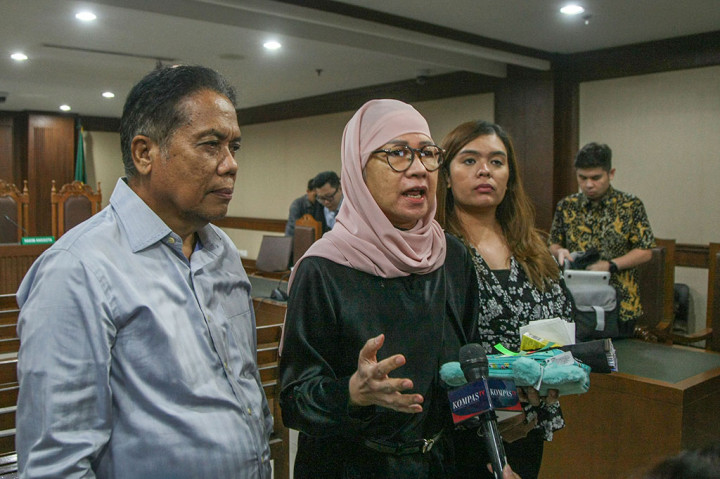 Ia juga menuntut Majelis Hakim untuk menetapkan masa penahanan yang telah dijalani terdakwa dikurangkan seluruhnya dari pidana yang dijatuhkan dan menetapkan terdakwa tetap dalam tahanan.