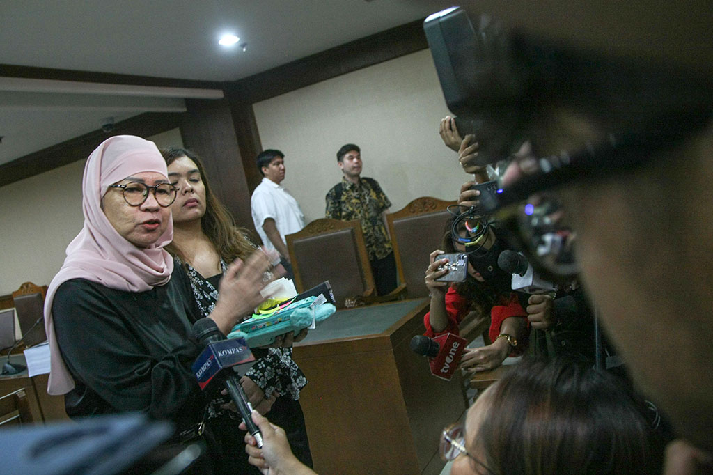 Kemudian, Jaksa KPK menuntut Majelis Hakim untuk membebankan pembayaran uang pengganti kepada perusahaan AS, Corpus Christi Liquefaction LLC (CCL) sebesar USD113,83 juta dan membebankan biaya perkara sebesar Rp7.500 kepada terdakwa.