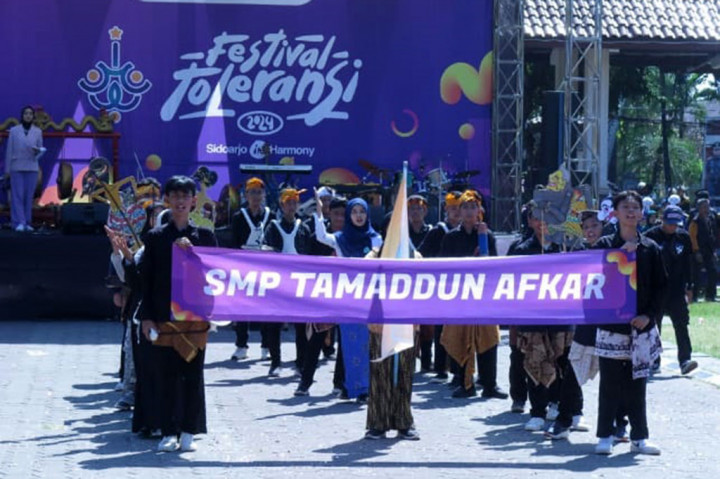 Komunitas Budaya Brangwetan menggandeng Dinas Pendidikan dan Forum Wartawan Sidoarjo, menggelar Festival Toleransi 2024 di alun-alun Kabupaten Sidoarjo, Jawa Timur, Kamis, 30 Mei 2024. Festival Toleransi ini diikuti 50 sekolah menengah pertama (SMP), dengan harapan mewujudkan sikap saling menghargai di tengah perbedaan.