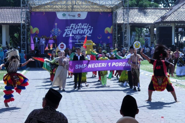 Siswa kemudian menyerukan salam toleransi untuk saling menghormati di tengah perbedaan. Tidak hanya itu, sebanyak 50 tenan dengan beragam display, tentang edukasi kebudayaan serta toleransi juga ditampilkan.