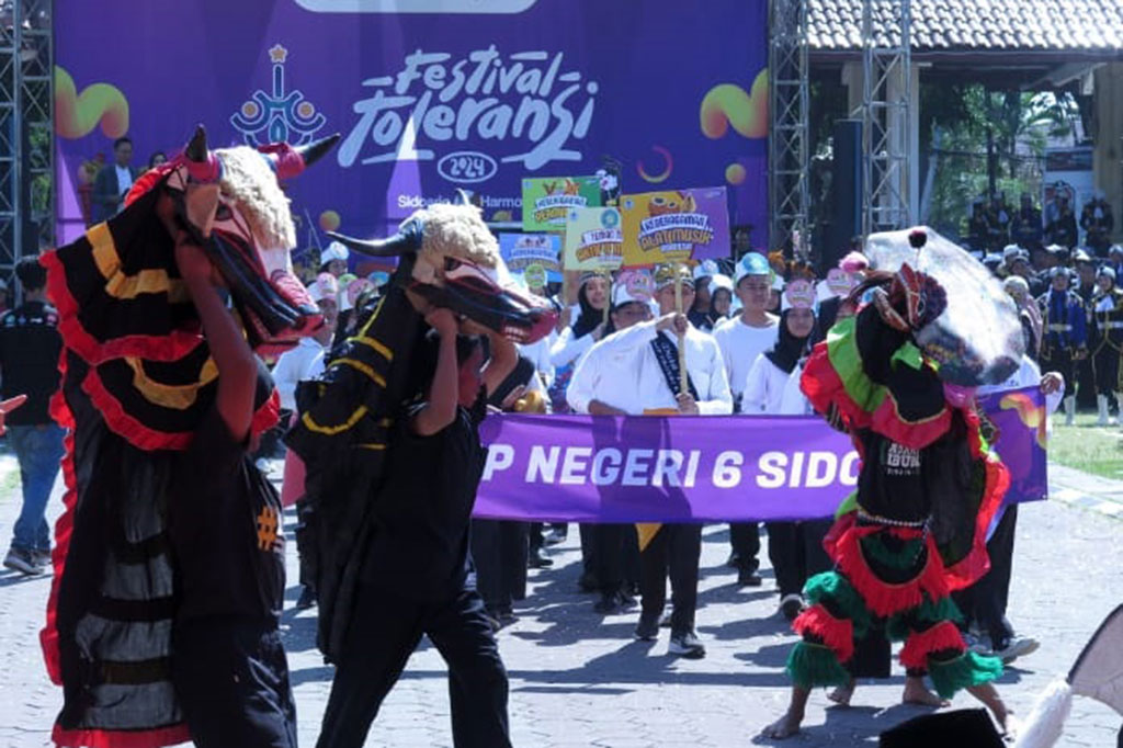 Festival Toleransi itu dibuka oleh Plt Bupati Sidoarjo Subandi di tengah alun-alun. Selanjutnya menampilkan arak-arakan para siswa dari 50 SMP dengan kostum aneka pakaian tradisional di tanah air, yang menggambarkan perbedaan budaya, suku, ras, dan agama.