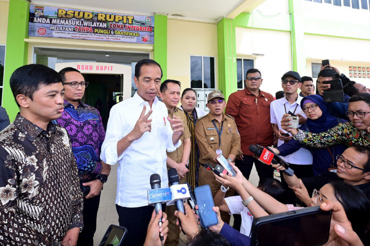 Dalam kunjungan tersebut, Jokowi mengecek kecukupan sumber daya manusia dan peralatan medis di rumah sakit, hingga menekankan pentingnya peningkatan infrastruktur listrik. 