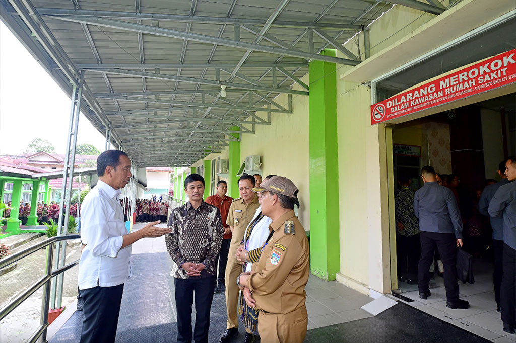 Presiden Joko Widodo meninjau Rumah Sakit Umum Daerah (RSUD) Rupit di Kabupaten Musi Rawas Utara, Provinsi Sumatera Selatan, Kamis, 30 Mei 2024.