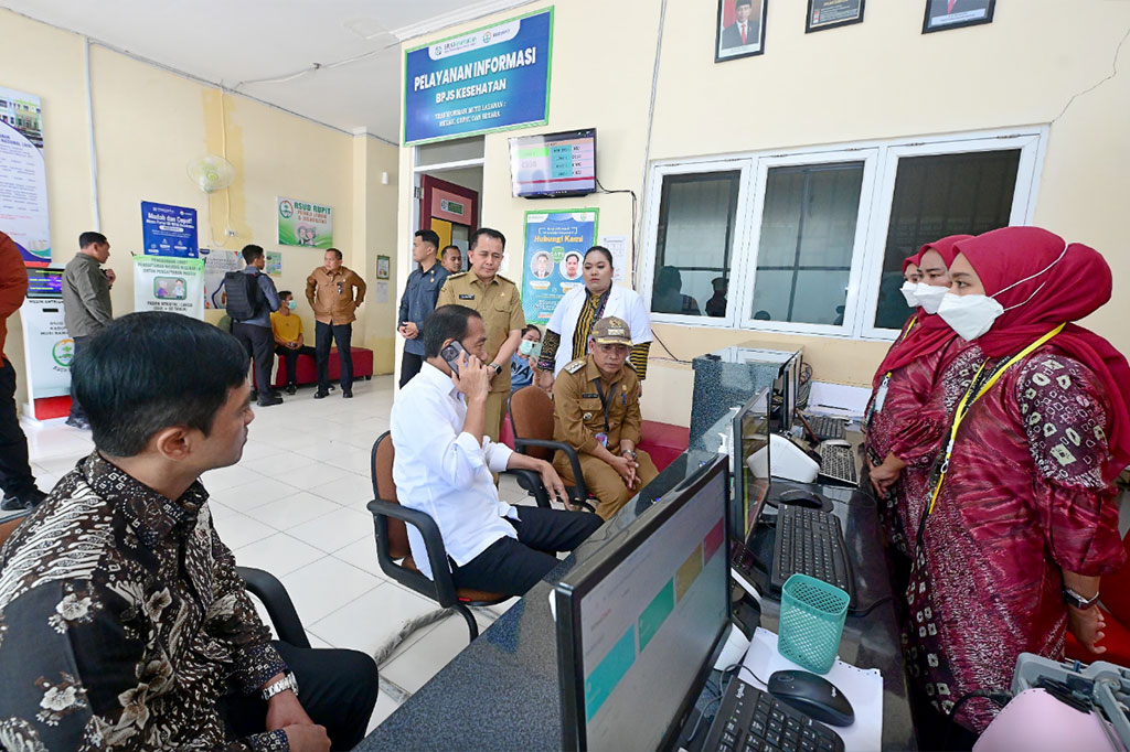 Namun, Kepala Negara juga menyoroti masalah penting yang dihadapi rumah sakit ini yaitu pasokan listrik yang kurang memadai. Mengatasi isu tersebut, Presiden langsung menelepon Direktur Utama PLN.