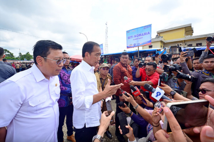 Presiden Joko Widodo telah memerintahkan Kapolri Jenderal Listyo Sigit Prabowo untuk mengawal kasus pembunuhan Vina dan teman lelakinya, Muhammad Rizky atau Eky di Cirebon, dikawal secara terbuka dan transparan. Jokowi meminta tidak ada yang ditutup-tutupi.