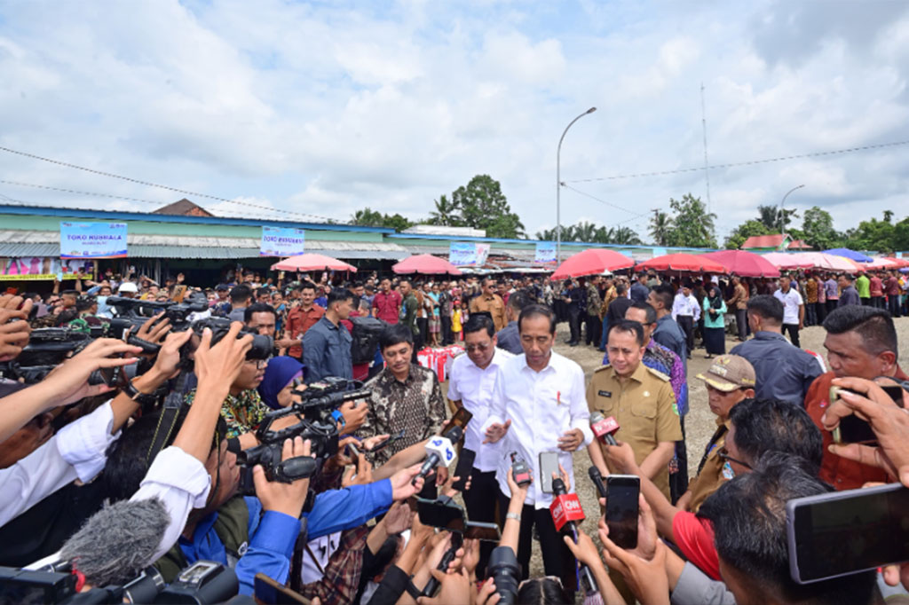 Kasus pembunuhan Vina kembali mencuat setelah film berjudul 'Vina: Sebelum 7 Hari' mendapat perhatian publik disebabkan kasus tersebut masih menyisakan tiga tersangka yang belum tertangkap. 