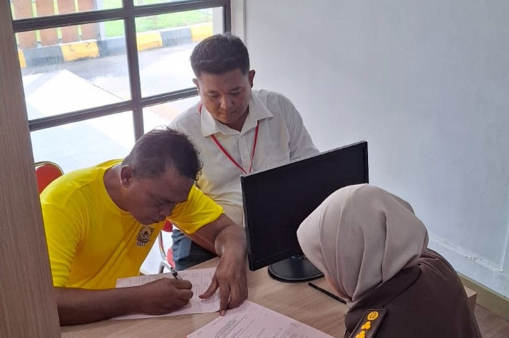 Kejaksaan Tinggi Daerah Istimewa Yogyakarta, menyerahkan tersangka dan barang bukti pendukung kasus korupsi tanah kas desa Kalurahan Candibinangun, Pakem, Sleman ke Penuntut Umum Kejaksaan Negeri Sleman, Kamis, 30 Mei 2024.