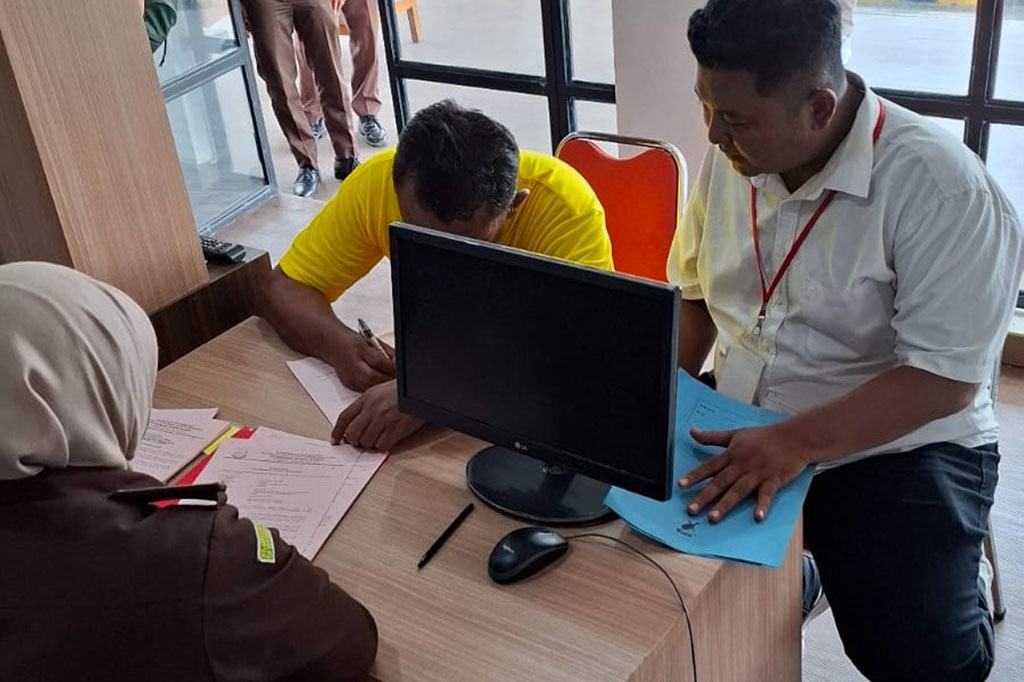 Kejati DIY menjerat tersangka dengan Pasal 2 ayat (1) jo Pasal 18 Undang-Undang (UU) Nomor 31 Tahun 1999 tentang Pemberantasan Tindak Pidana Korupsi yang telah diubah jo UU Nomor 20 Tahun 2001 tentang Perubahan Atas UU Nomor 31 Tahun 1999 tentang Pemberantasan Tindak Pidana Korupsi Jo. pasal 55 ayat (1) ke-1 KUHP jo. Pasal 65 ayat (1) KUHP.