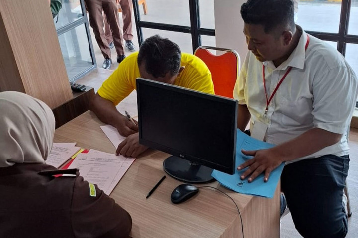 Kejati DIY menjerat tersangka dengan Pasal 2 ayat (1) jo Pasal 18 Undang-Undang (UU) Nomor 31 Tahun 1999 tentang Pemberantasan Tindak Pidana Korupsi yang telah diubah jo UU Nomor 20 Tahun 2001 tentang Perubahan Atas UU Nomor 31 Tahun 1999 tentang Pemberantasan Tindak Pidana Korupsi Jo. pasal 55 ayat (1) ke-1 KUHP jo. Pasal 65 ayat (1) KUHP.