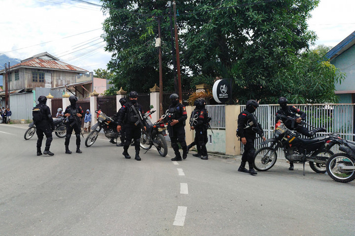 Kata dia, dari hasil penggerebekan pihaknya juga berhasil mengamankan barang bukti berupa timbangan, sejumlah alat isap, dan paket narkoba jenis sabu.