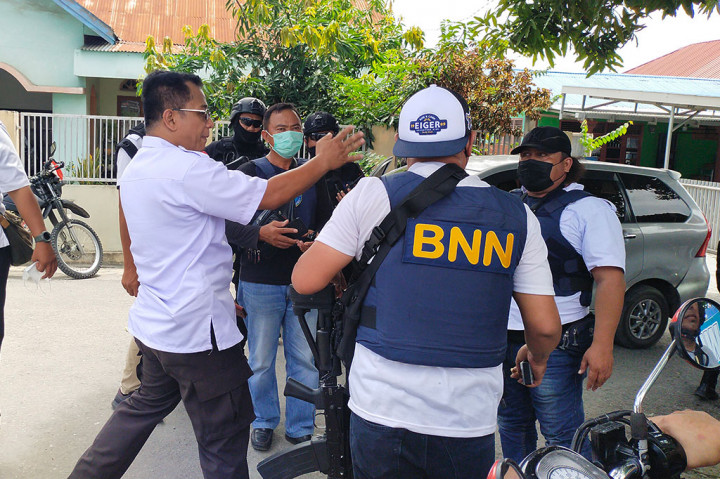 Ia mengungkapkan, saat ini pihaknya masih melakukan pengejaran terhadap satu bandar narkoba yang identitasnya telah diketahui. Sedangkan sembilan orang berhasil ditangkap kini telah diamankan untuk keperluan pengembangan kasus selanjutnya.