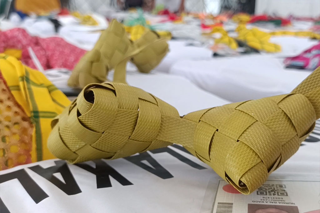 Cara ini sudah menjadi tradisi secara turun temurun sejak lama. Tanda khusus ini sebagai salah satu cara agarkoper mereka tidak tertukar serta lebih memudahkan untuk mencarinya saat tiba di Tanah Suci.