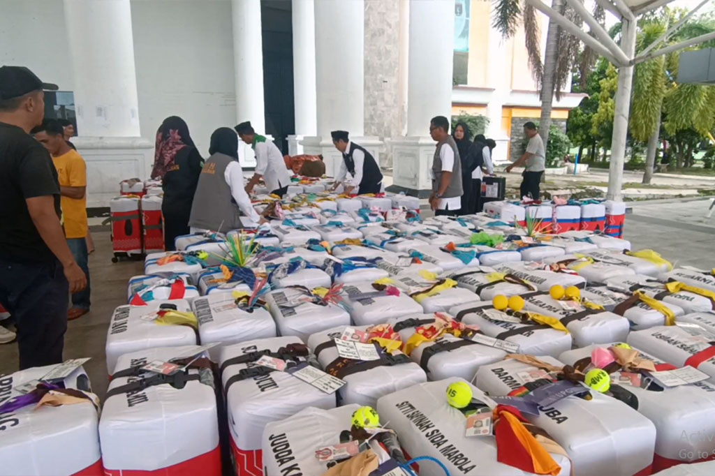 Meski pihak Kementerian Agama setempat telah memberikan tanda khusus berupa scan barcode dan id card di setiap koper, jemaah calon haji masih tetap menambah tanda khusus di koper mereka.