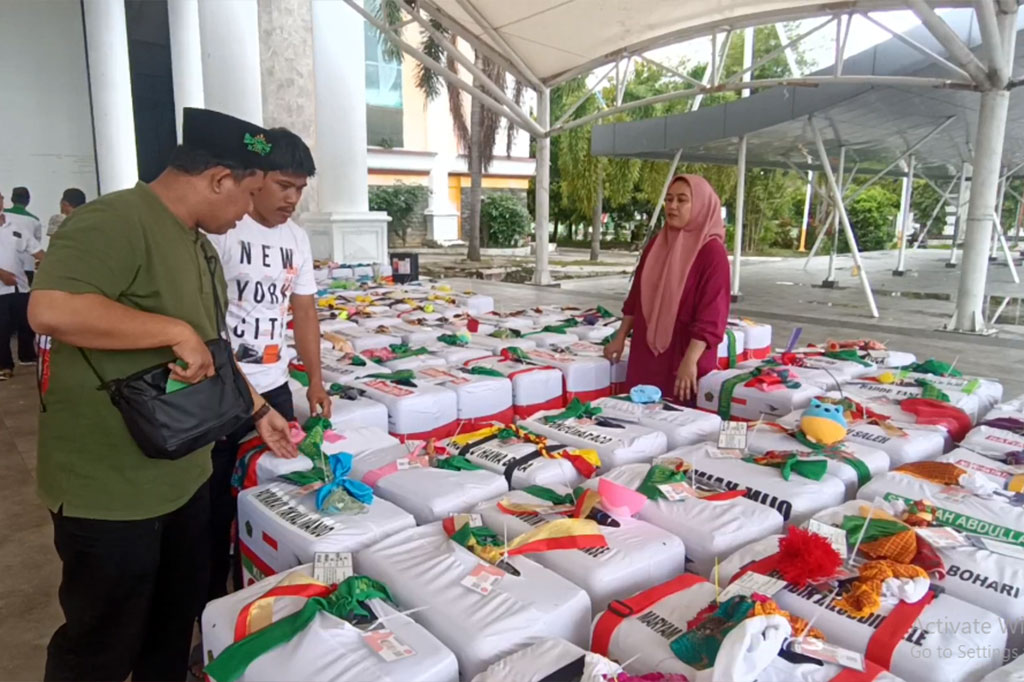 Berbagai cara unik dilakukan jemaah calon haji asal Polewali Mandar, Sulawesi Barat untuk menandai koper mereka. Mulai dari menempelkan berbagai aksesoris khusus hingga barang pribadi mereka. Hal ini dilakukan agar koper mereka tidak tertukar dengan koper jemaah lain.