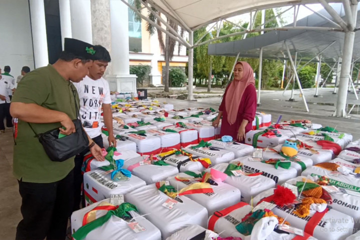 Berbagai cara unik dilakukan jemaah calon haji asal Polewali Mandar, Sulawesi Barat untuk menandai koper mereka. Mulai dari menempelkan berbagai aksesoris khusus hingga barang pribadi mereka. Hal ini dilakukan agar koper mereka tidak tertukar dengan koper jemaah lain.