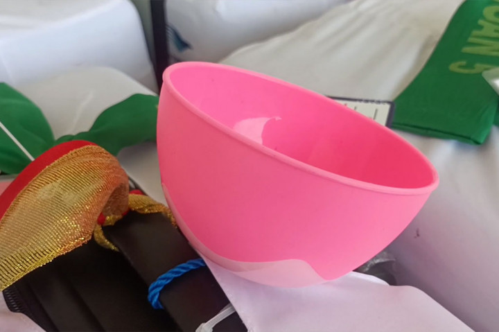 Namun demikian, tambahnya, ada juga beberapa jemaah haji yang percaya dan meyakini cara tersebut bisa membawa berkah bagi mereka selama menjalankan ibadah haji di Tanah Suci. 