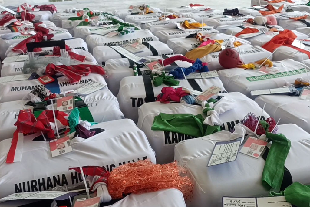 Berbagai benda pernak-pernik dan tanda khusus ditempelkan di setiap koper jemaah seperti kain sutera, sedotan warna-warni, botol air mineral, boneka, bola plastik, pita ketupat lebaran, bola tenis, gelas, sendal jepit, dan berbagai benda lainnya.