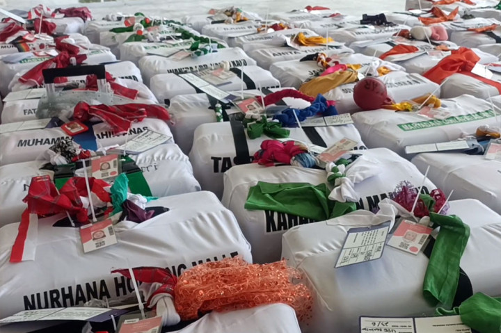 Berbagai benda pernak-pernik dan tanda khusus ditempelkan di setiap koper jemaah seperti kain sutera, sedotan warna-warni, botol air mineral, boneka, bola plastik, pita ketupat lebaran, bola tenis, gelas, sendal jepit, dan berbagai benda lainnya.