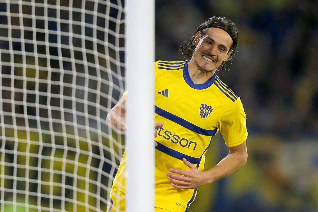 Puncak karirnya bersama Uruguay adalah ketika berhasil juara Copa America 2011 dengan mengalahkan tuan rumah Argentina.