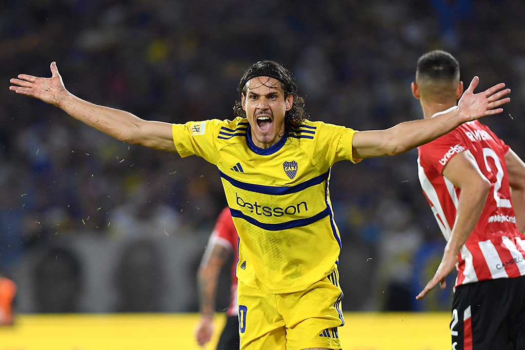 Sepanjang karirnya, Cavani pernah memperkuat Palermo, Napoli, Paris Saint-Germain, Manchester United, dan saat ini masih bermain untuk klub Argentina Boca Juniors.