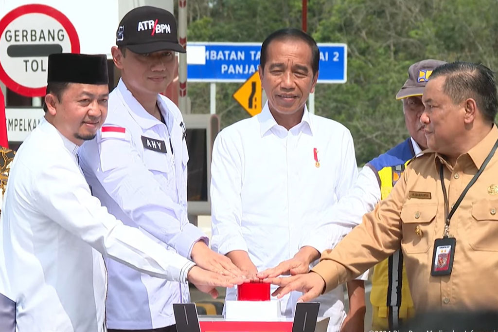 Presiden Joko Widodo meresmikan Jalan Tol Pekanbaru-Padang ruas Bangkinang-Pangkalan, seksi Bangkinang-XIII Koto Kampar sepanjang 24,7 km, di Riau, Jumat, 31 Mei 2024.
