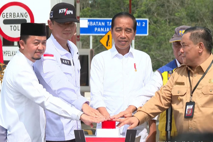 Presiden Joko Widodo meresmikan Jalan Tol Pekanbaru-Padang ruas Bangkinang-Pangkalan, seksi Bangkinang-XIII Koto Kampar sepanjang 24,7 km, di Riau, Jumat, 31 Mei 2024.
