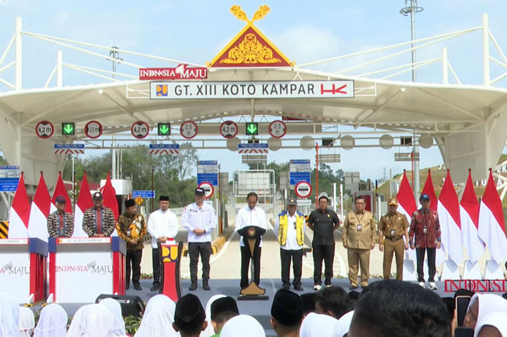 Kepala Negara mengatakan jalan tol tersebut merupakan sirip dari Tol Trans Sumatera, yang diharapkan setiap tahun akan terus tersambung dari Pekanbaru sampai ke Padang.