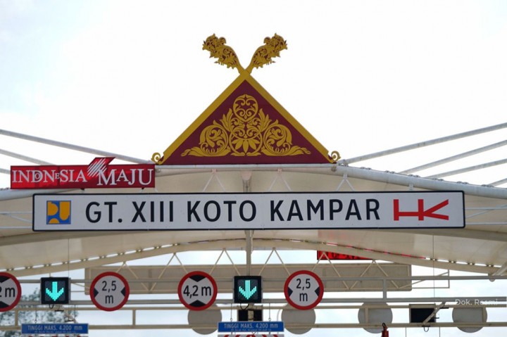 Presiden juga menyampaikan bahwa berkaitan dengan Inpres Jalan Daerah Provinsi Riau, telah selesai dibangun dan diperbaiki sebanyak 10 ruas jalan sepanjang 63 km dengan anggaran Rp369 miliar.