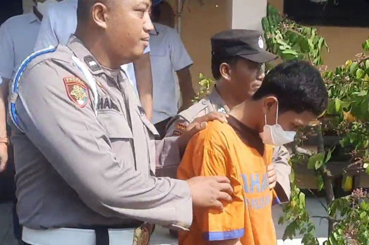 ADR saat ini diamankan di sel tahanan Polsek Balongbendo untuk pemeriksaan lebih lanjut. ADR dijerat dengan pasal 114 ayat (2) dan atau pasal 112 ayat (2) UU Nomor 35 Tahun 2009 tentang Narkotika dengan ancaman hukuman maksimal seumur hidup.