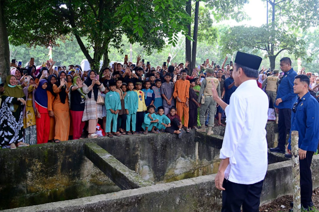 Ada momen menarik usai Presiden Joko Widodo menunaikan salat Jumat di Masjid Abdullah bin Abbas di Kabupaten Kampar, Provinsi Riau, pada Jumat, 31 Mei 2024. Selepas salat Jumat, Presiden menyapa jemaah yang hadir dan membagikan sembako kepada sejumlah warga.