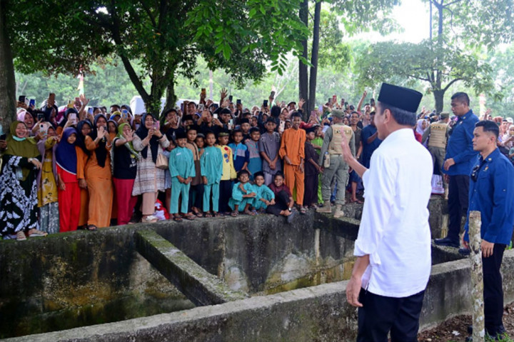 Ada momen menarik usai Presiden Joko Widodo menunaikan salat Jumat di Masjid Abdullah bin Abbas di Kabupaten Kampar, Provinsi Riau, pada Jumat, 31 Mei 2024. Selepas salat Jumat, Presiden menyapa jemaah yang hadir dan membagikan sembako kepada sejumlah warga.
