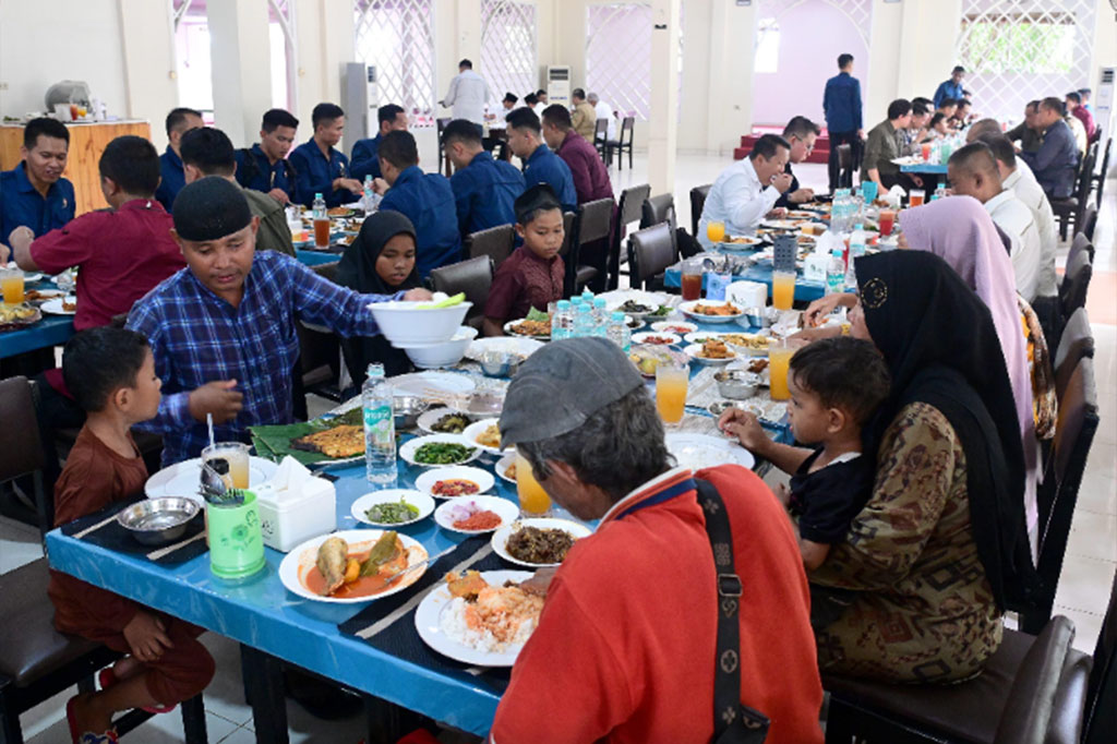 Senada, warga lainnya, Jafrel, juga tidak menyangka akan bisa makan siang bersama Presiden. Ia mengaku diajak makan siang saat sedang antre usai Jumatan. “Terima kasih banyak, mudah-mudahan sehat selalu, banyak rezekinya,” ungkapnya.