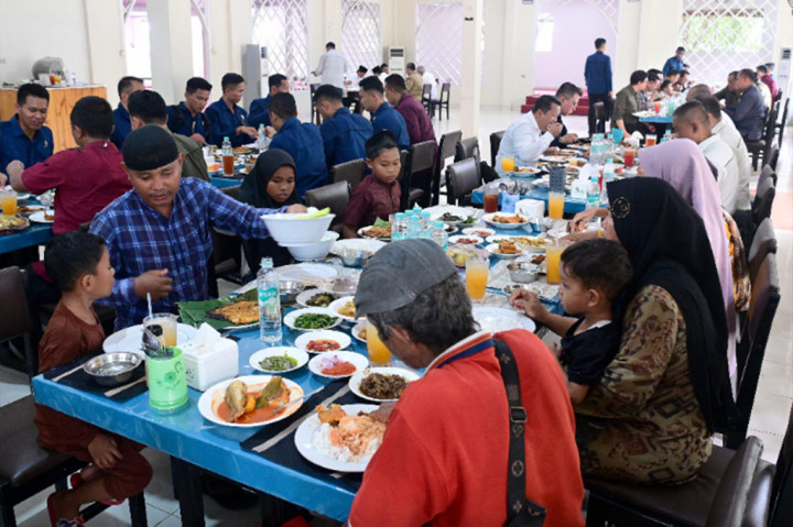 Senada, warga lainnya, Jafrel, juga tidak menyangka akan bisa makan siang bersama Presiden. Ia mengaku diajak makan siang saat sedang antre usai Jumatan. “Terima kasih banyak, mudah-mudahan sehat selalu, banyak rezekinya,” ungkapnya.