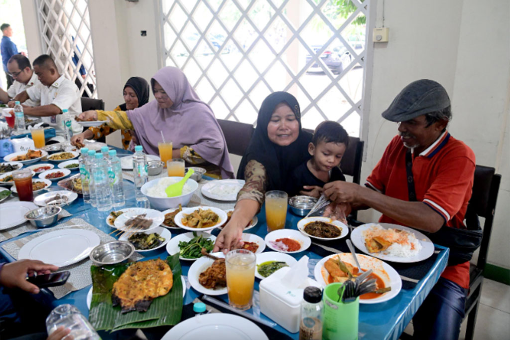 “Bagaimana makannya? Kok enggak habis?” tanya Presiden Jokowi menyapa warga usai makan. “Alhamdulillah, nanti dibungkus Pak,” seru salah satu warga.