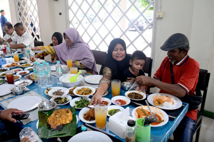 “Bagaimana makannya? Kok enggak habis?” tanya Presiden Jokowi menyapa warga usai makan. “Alhamdulillah, nanti dibungkus Pak,” seru salah satu warga.