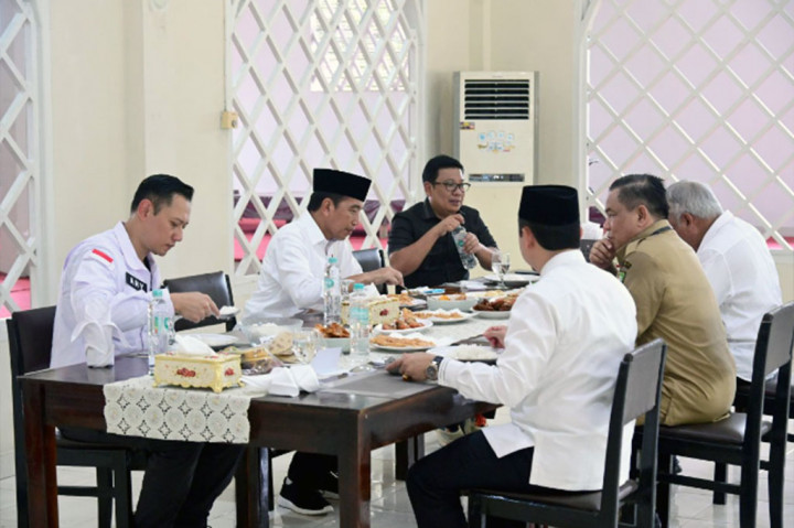 Momen makan siang ini tidak hanya menunjukkan wujud nyata dari pesan persatuan yang disampaikan dalam khotbah. Ini adalah refleksi dari komitmen Presiden Jokowi untuk terus berada dekat dengan rakyat serta mendukung nilai-nilai kebersamaan dan kesatuan bangsa.