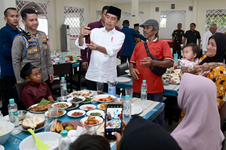 Makan siang tersebut menjadi sebuah pengalaman luar biasa bagi beberapa warga, termasuk Sumarni, yang merasa beruntung dapat makan siang bersama dengan Kepala Negara. “Senang sekali dapat salam sama Bapak. Insyaallah untuk Bapaknya yang terbaik,” ungkap Sumarni.